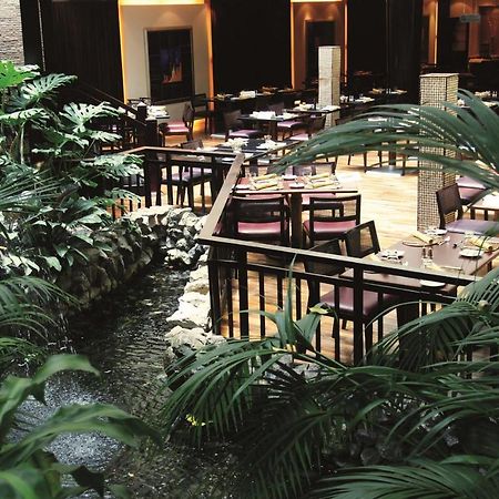 Radisson Blu Resort, Шарджа Ресторан фото The interior of the hotel