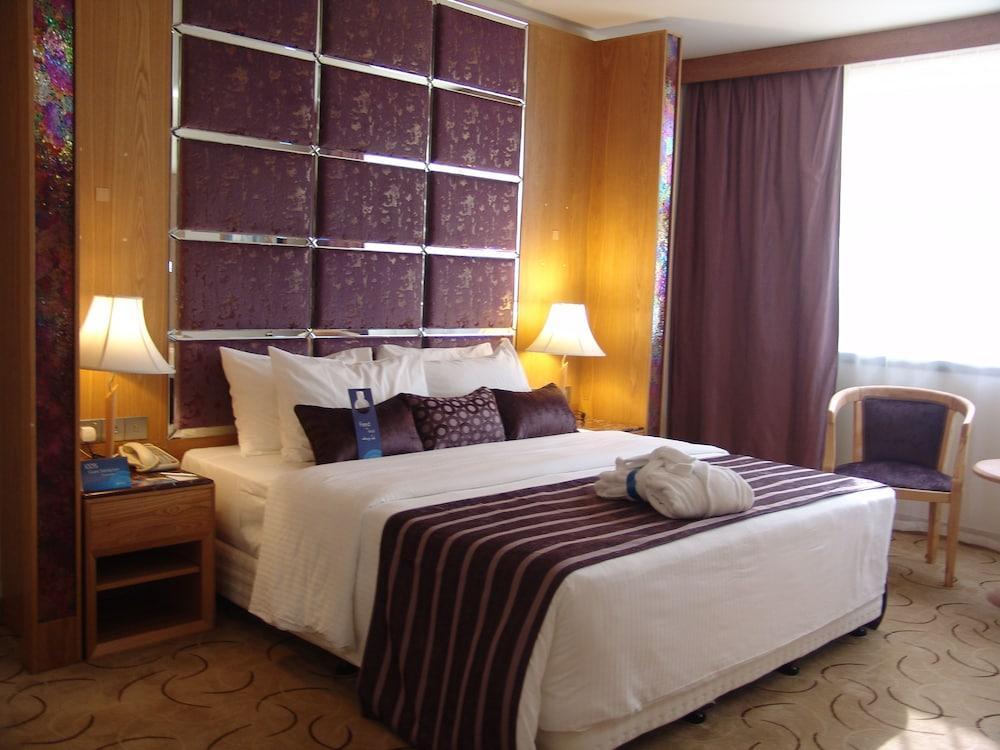Radisson Blu Resort, Шарджа Экстерьер фото A bedroom in a hotel