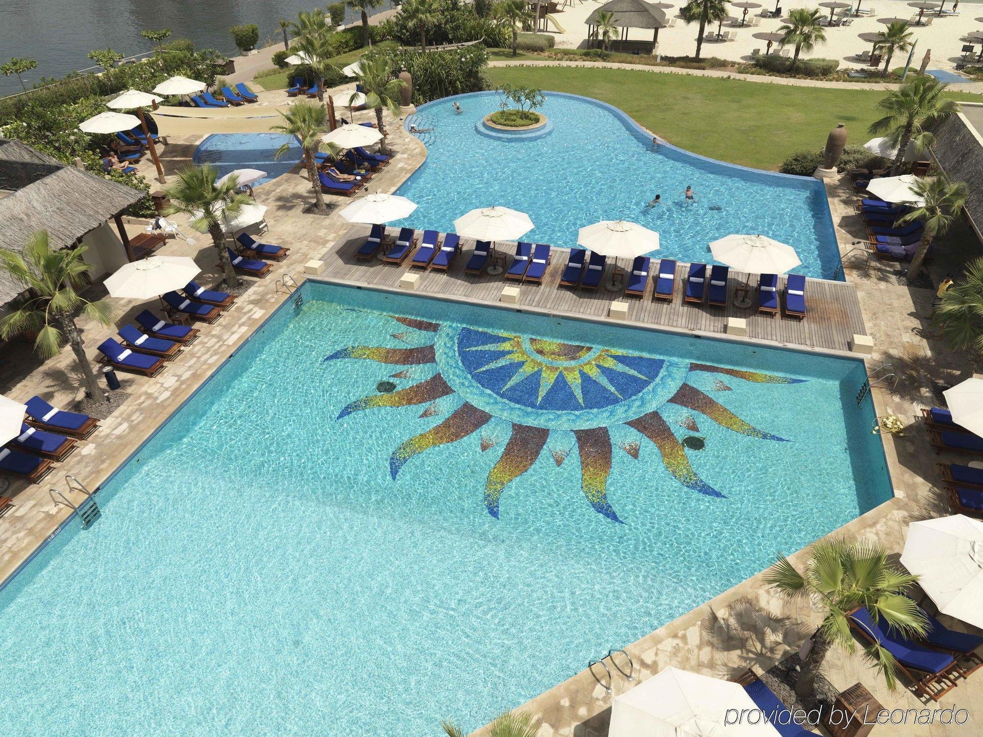 Radisson Blu Resort, Шарджа Удобства фото The pool at the hotel
