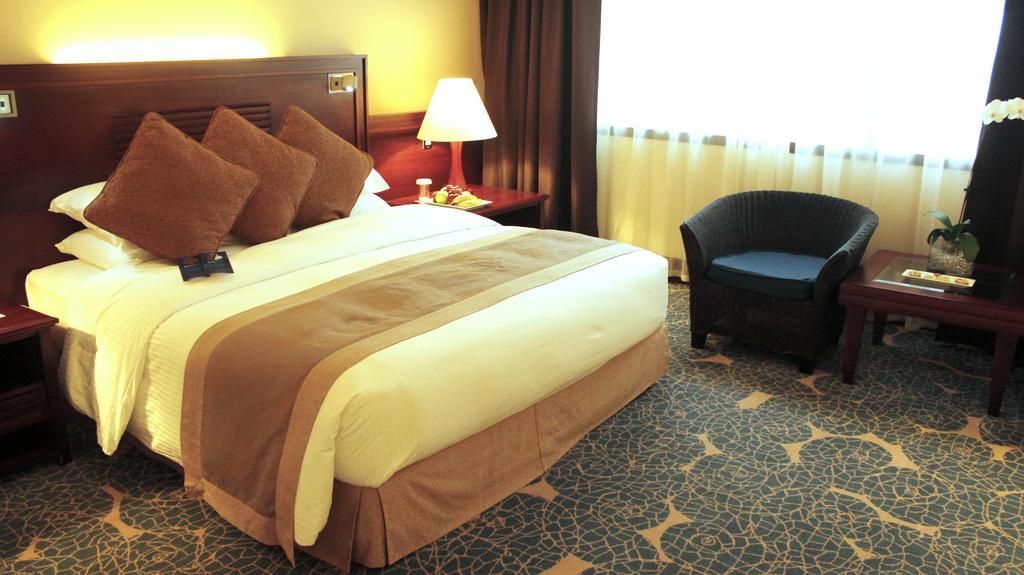 Radisson Blu Resort, Шарджа Экстерьер фото A room at the hotel