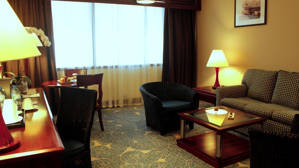 Radisson Blu Resort, Шарджа Экстерьер фото A suite at the hotel