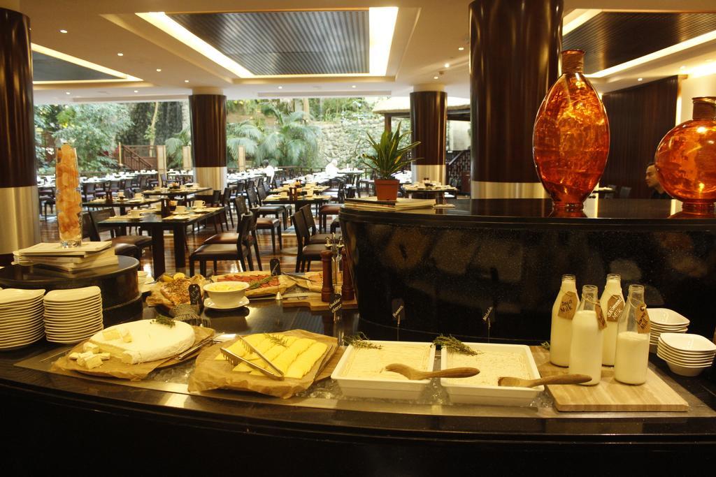 Radisson Blu Resort, Шарджа Экстерьер фото The restaurant