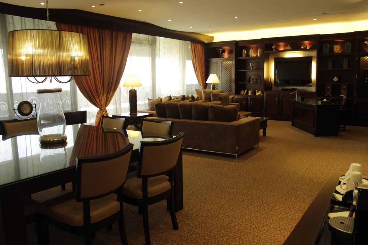 Radisson Blu Resort, Шарджа Экстерьер фото The interior of a suite at the airport