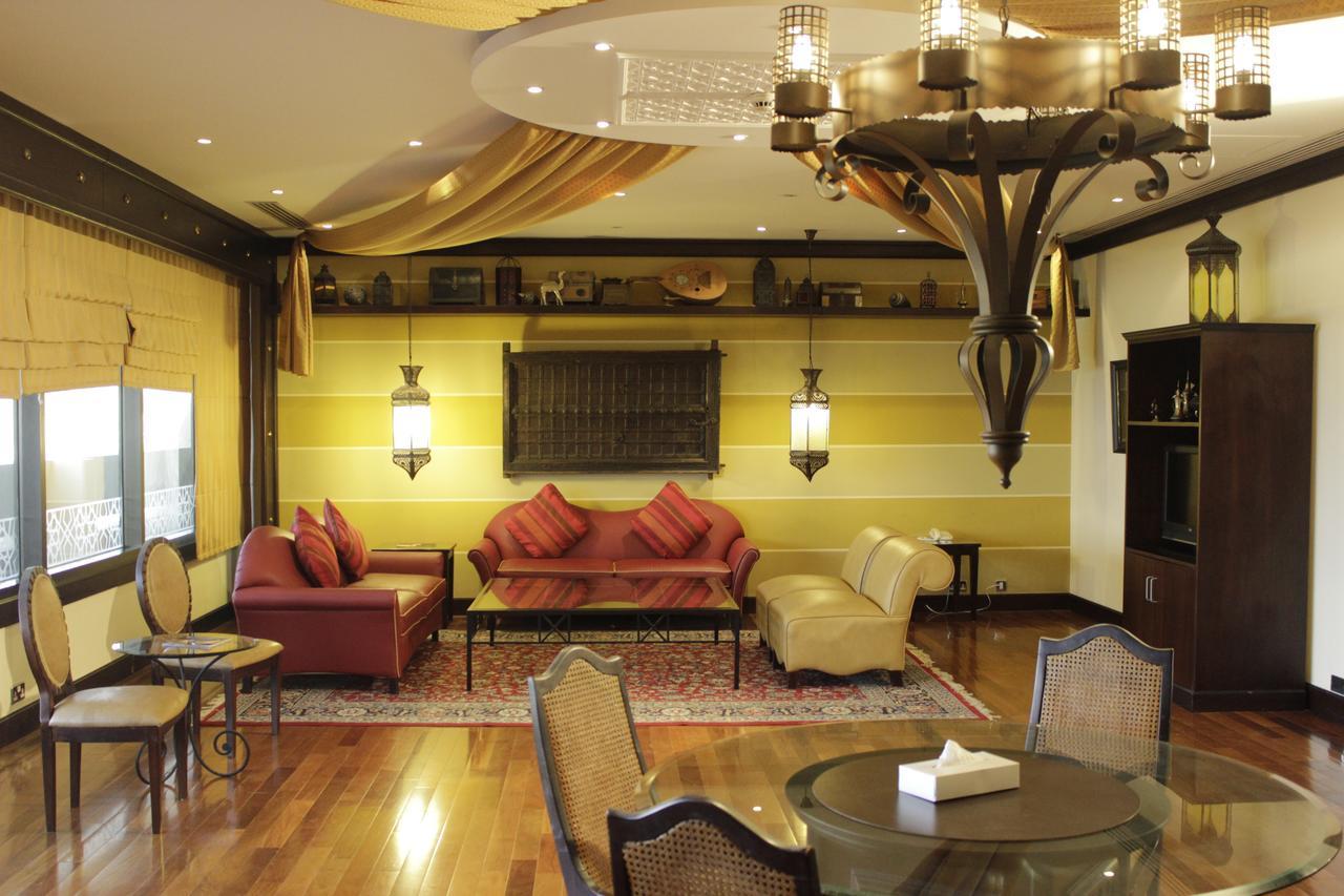 Radisson Blu Resort, Шарджа Экстерьер фото The interior of the club