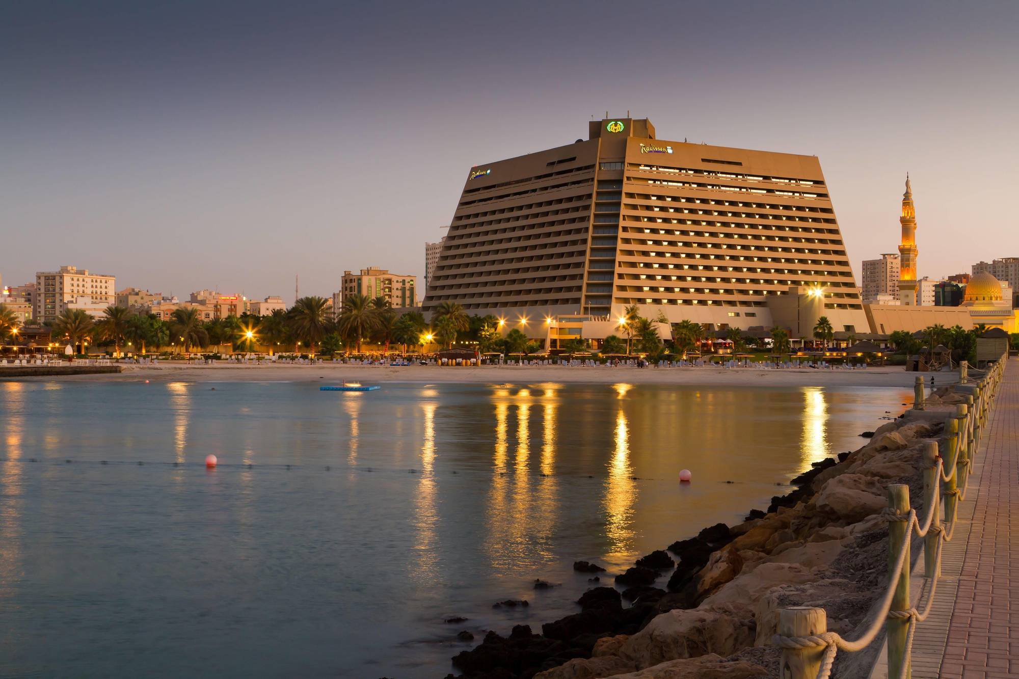 Radisson Blu Resort, Шарджа Экстерьер фото The Crowne Plaza Hotel in Muharrak
