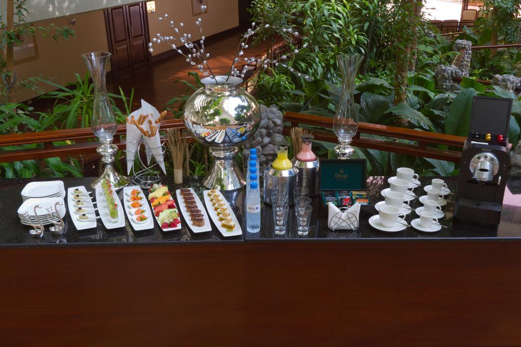 Radisson Blu Resort, Шарджа Экстерьер фото A cocktail bar
