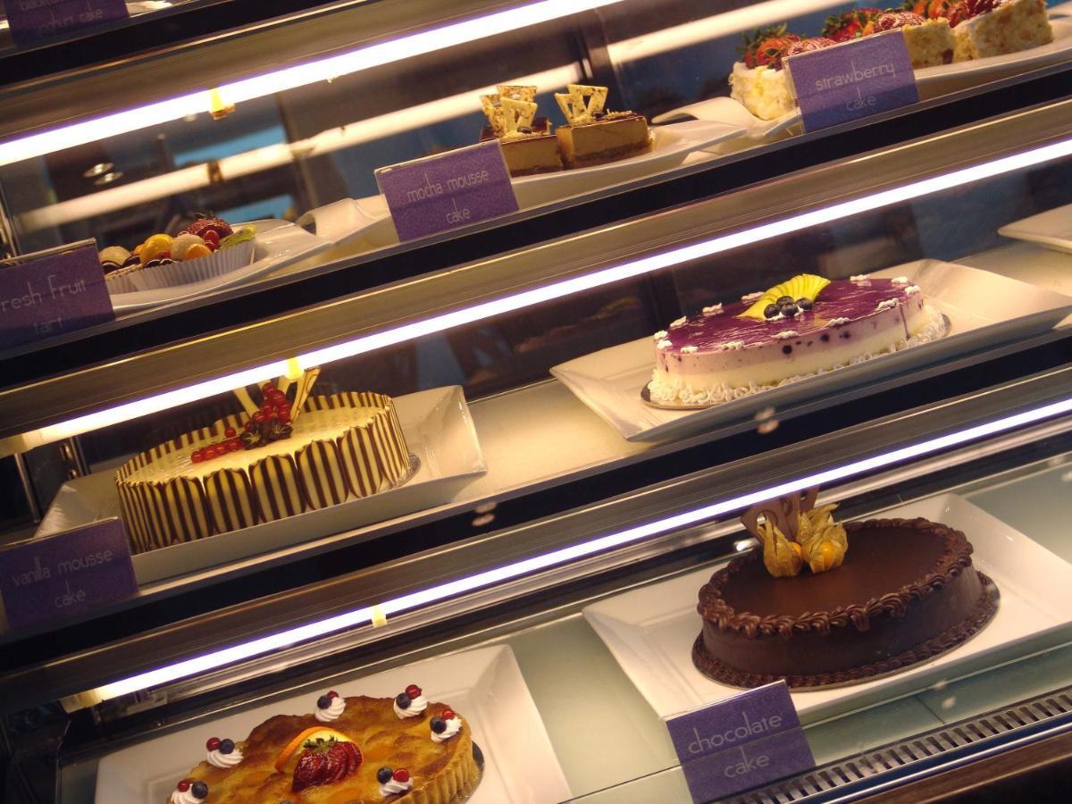 Radisson Blu Resort, Шарджа Экстерьер фото Cakes in a display case