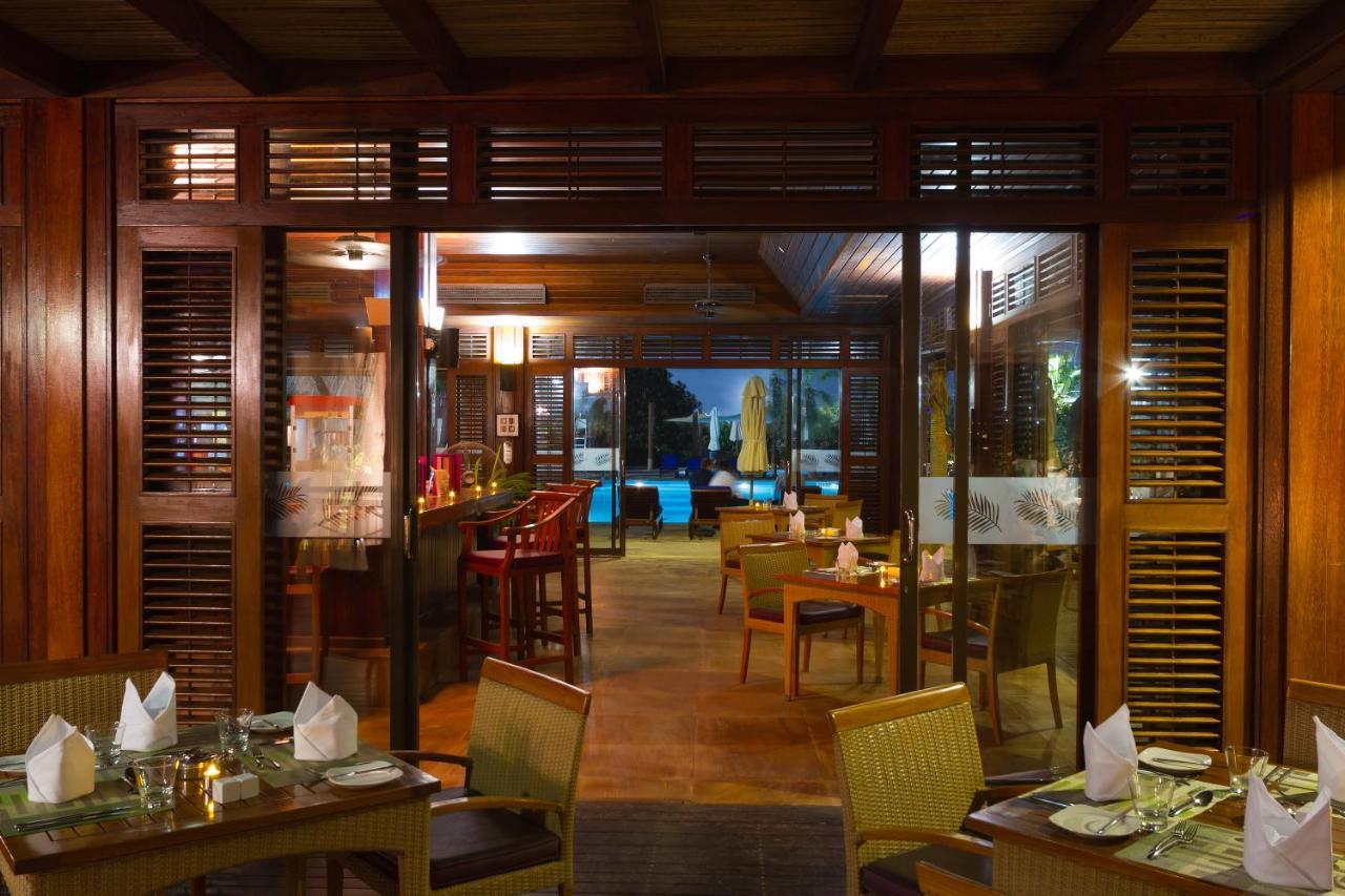 Radisson Blu Resort, Шарджа Экстерьер фото The restaurant at the hotel