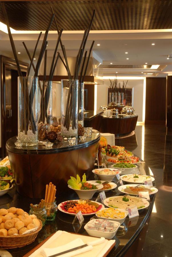 Radisson Blu Resort, Шарджа Экстерьер фото A buffet at a hotel