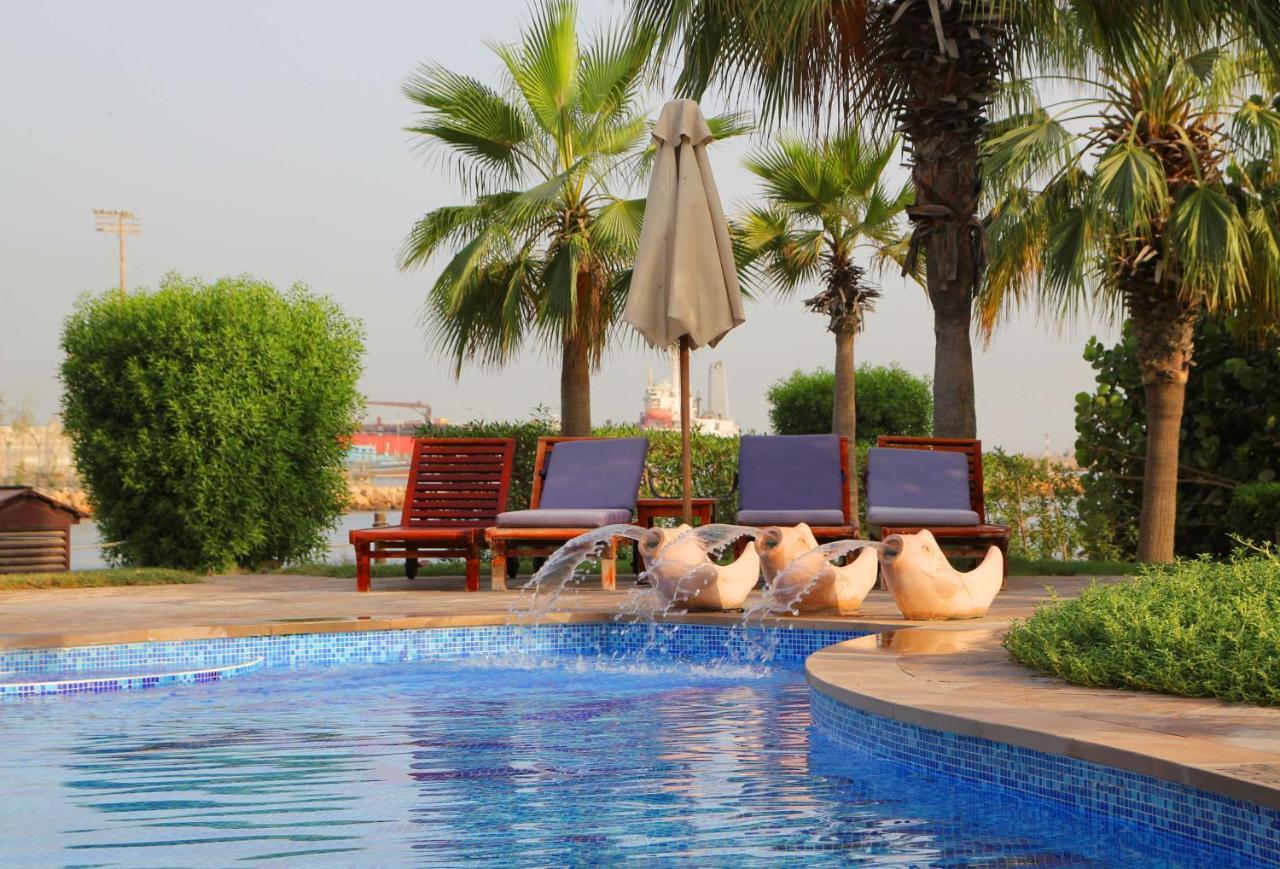 Radisson Blu Resort, Шарджа Экстерьер фото The pool at the hotel