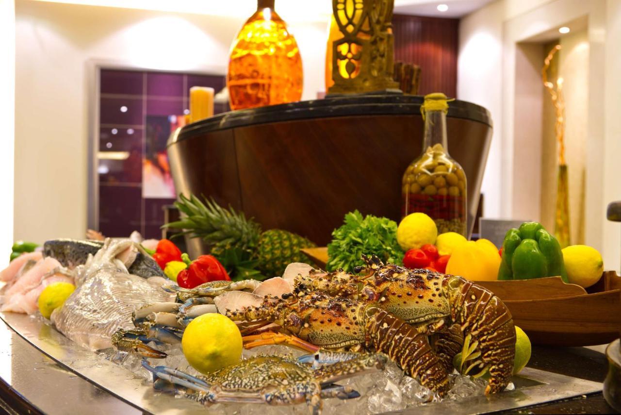 Radisson Blu Resort, Шарджа Экстерьер фото A seafood buffet