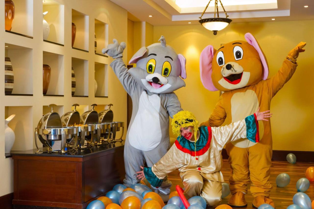 Radisson Blu Resort, Шарджа Экстерьер фото Tom and Jerry at a party