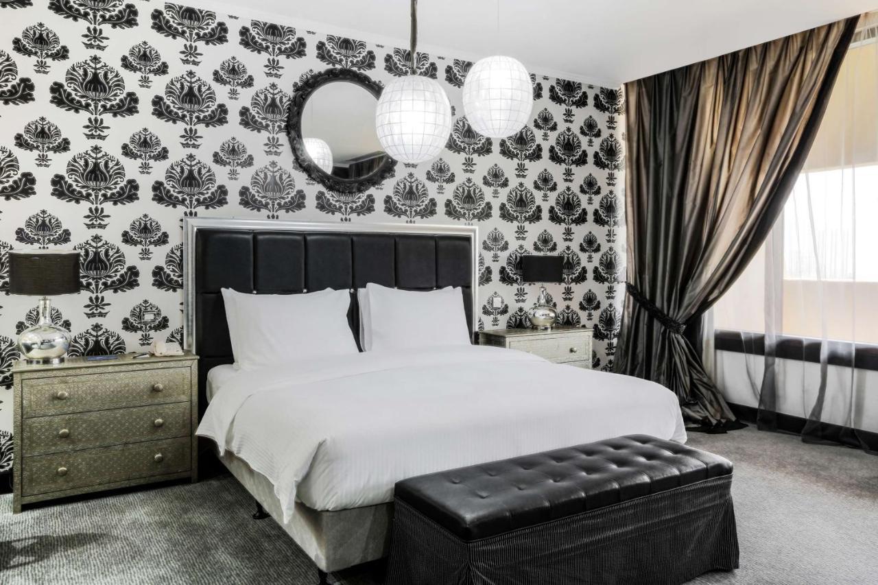 Radisson Blu Resort, Шарджа Экстерьер фото A bedroom with damask wallpaper