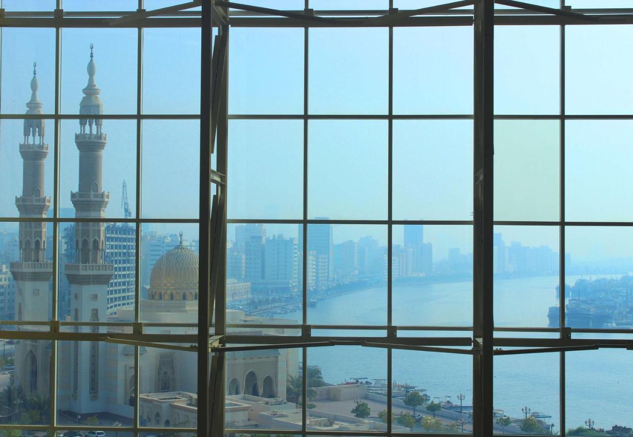Radisson Blu Resort, Шарджа Экстерьер фото View of the Grand Mosque from the Burj Al Mamlaka