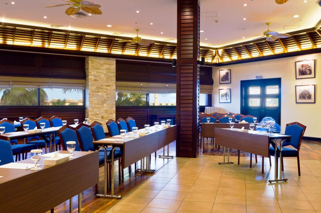 Radisson Blu Resort, Шарджа Экстерьер фото The interior of the restaurant