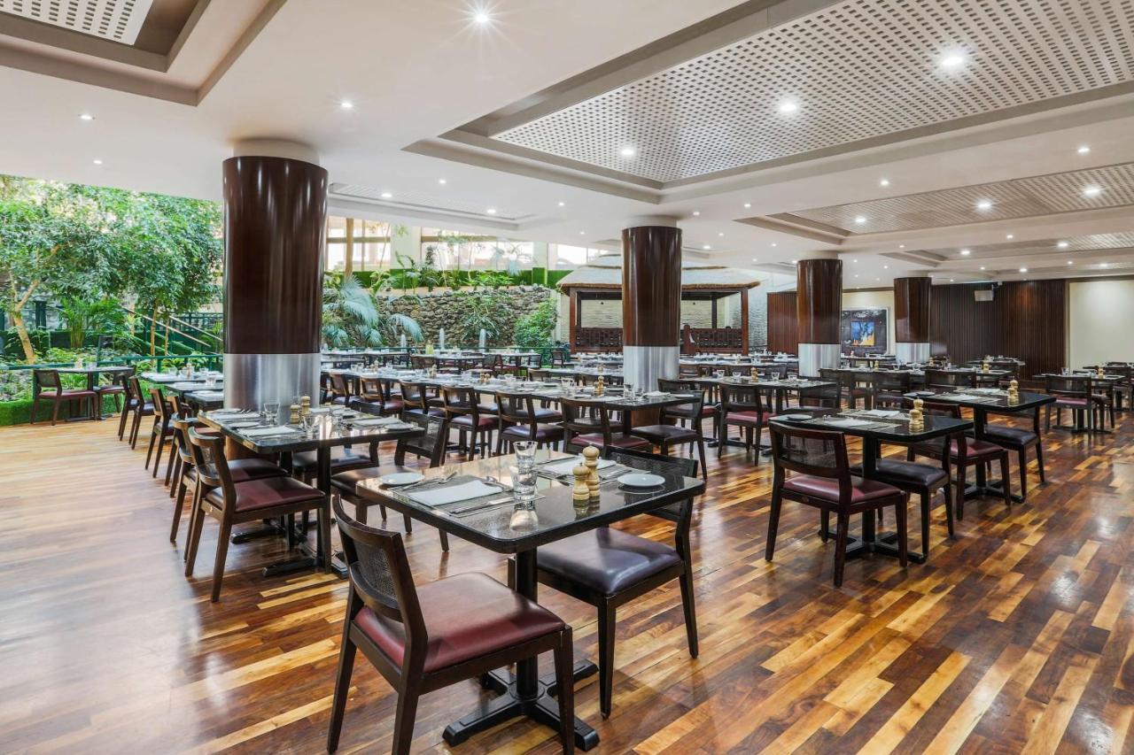 Radisson Blu Resort, Шарджа Экстерьер фото The restaurant