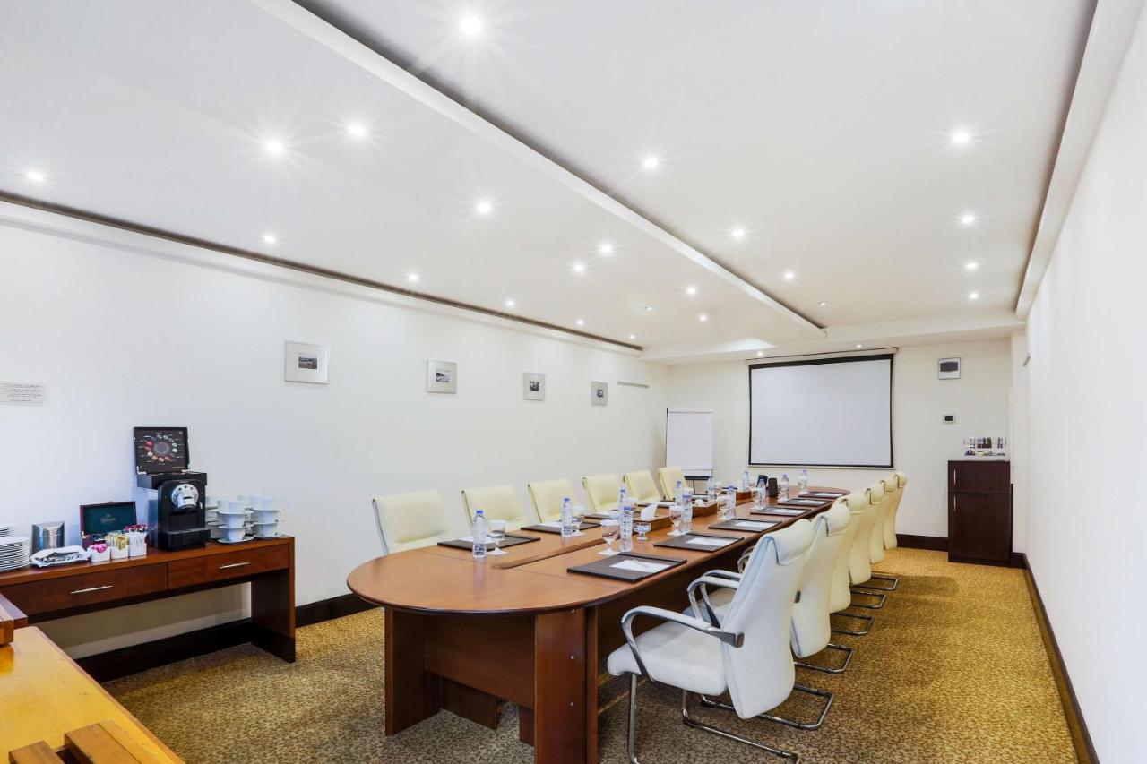 Radisson Blu Resort, Шарджа Экстерьер фото Meeting room
