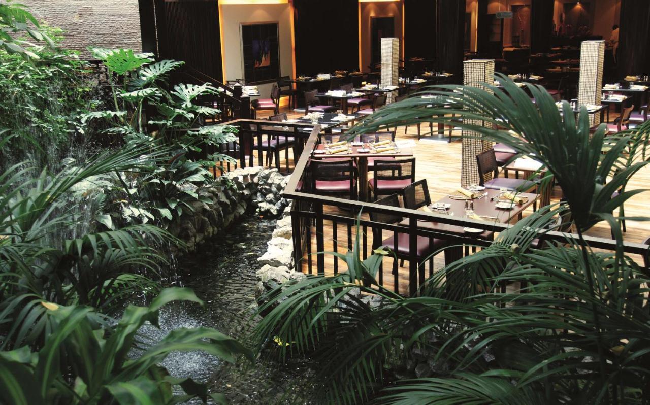 Radisson Blu Resort, Шарджа Ресторан фото The interior of the hotel